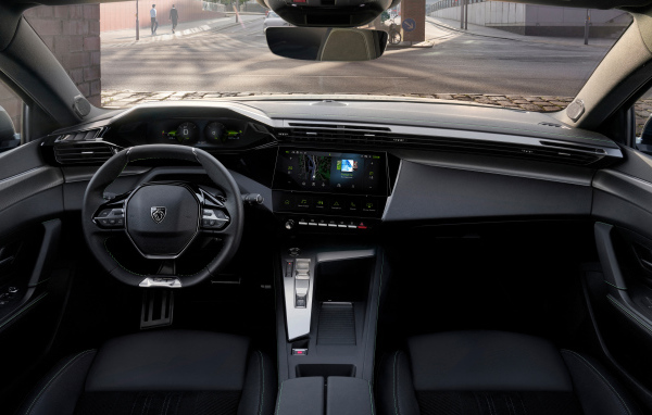 Черный кожаный салон автомобиля Peugeot 308 SW GT 2021 года