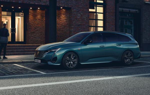 Автомобиль Peugeot 308 SW GT 2021 года вид сбоку