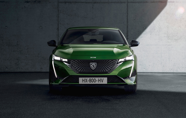 Автомобиль Peugeot 308, 2021 года вид спереди на фоне стены