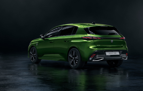 Автомобиль Peugeot 308, 2021 года вид сзади на черном фоне