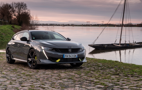 Автомобиль Peugeot  508 SW  2021 года у реки