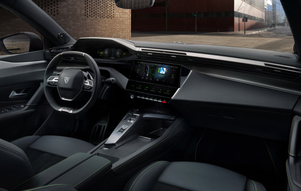 Дорогой черный кожаный салон автомобиля Peugeot 308, 2021 года