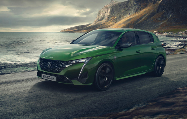 Зеленый автомобиль Peugeot 308, 2021 года у моря