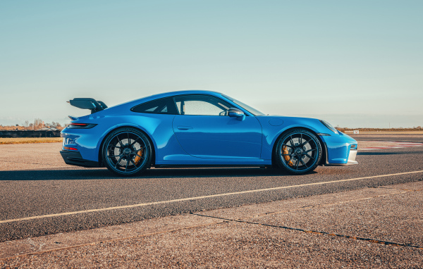 Голубой автомобиль Porsche 911 GT3 PDK 2021 года вид сбоку