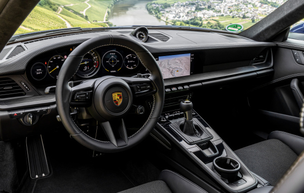 Черный кожаный салон автомобиля Porsche 911 GT3 Touring PDK 2021 года