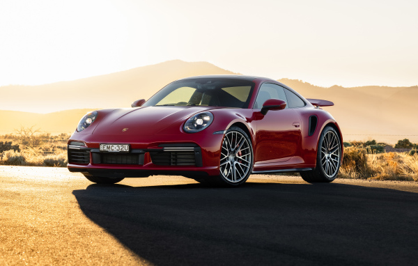 Красный автомобиль Porsche 911 Turbo 2021 года