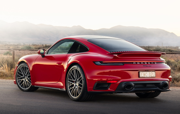 Красный автомобиль Porsche 911 Turbo 2021 года вид сзади