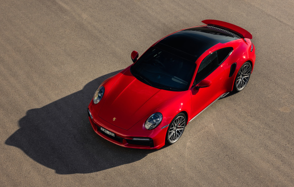 Красный автомобиль Porsche 911 Turbo 2021 года вид сверху