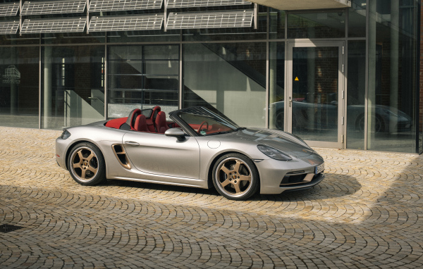 Спортивный кабриолет Porsche Boxster 25 Jahre 2021  года у дома