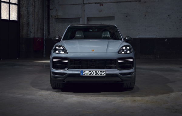 Автомобиль Porsche Cayenne Turbo GT 2021 года вид спереди