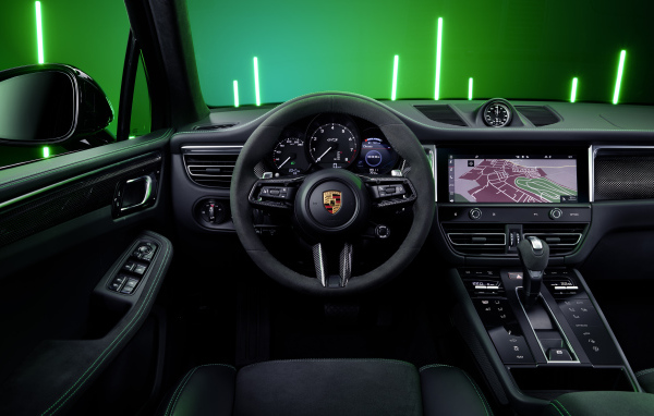 Черный салон автомобиля Porsche Macan GTS Sport Package 2021 года 