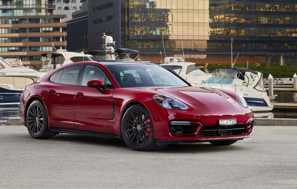 Красный автомобиль Porsche Panamera GTS 2021 года
