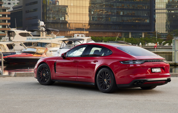 Красный автомобиль Porsche Panamera GTS 2021 года вид сзади