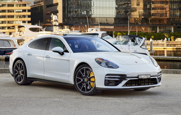 Белый автомобиль Porsche Panamera Turbo S 2021 года вид спереди