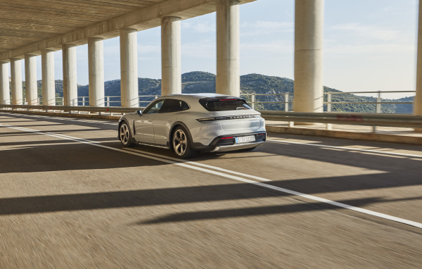 Внедорожник Porsche Taycan 4S Cross Turismo 2021 года на мосту