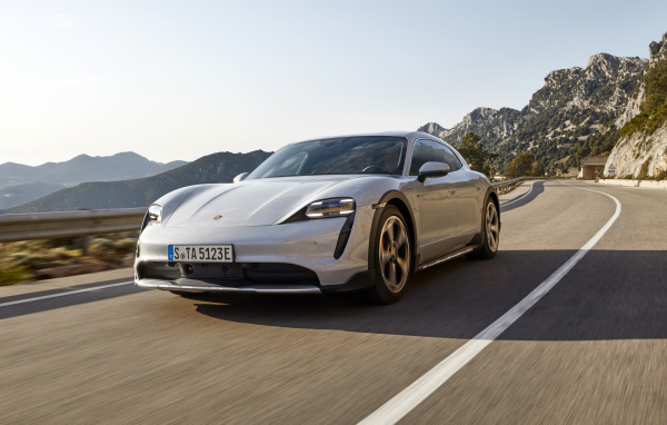 Автомобиль Porsche Taycan 4S Cross Turismo 2021 года на трассе в горах
