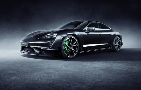 Черный автомобиль Porsche Taycan Aerokit 2021 года