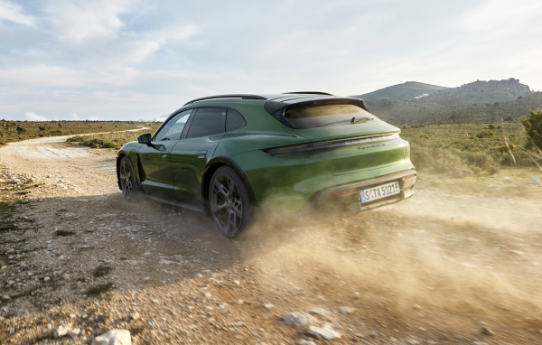 Кроссовер Porsche Taycan Turbo S Cross Turismo 2021 года на дороге