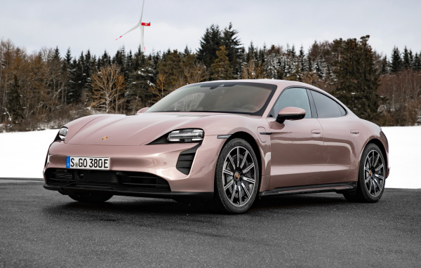 Автомобиль  Porsche Taycan 2021 года на фоне леса