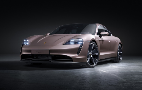 Спортивный автомобиль  Porsche Taycan 2021 года на черном фоне