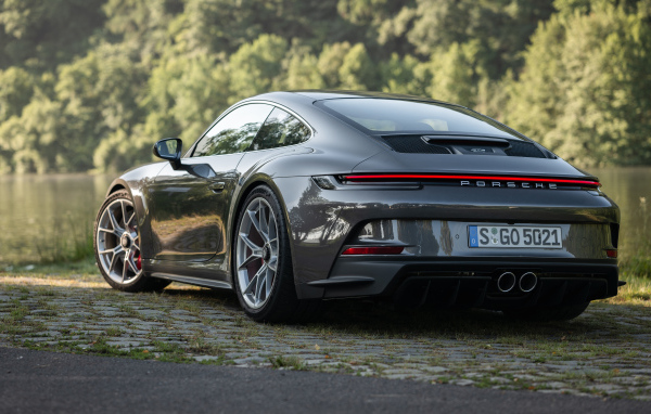 Быстрый Porsche 911 GT3 Touring MT 2021 года вид сзади