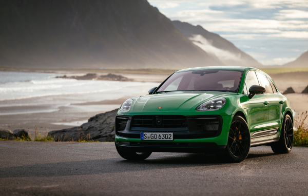 Зеленый Porsche Macan GTS Sport Package 2021 года на фоне гор