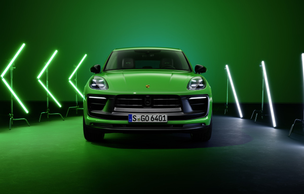 Зеленый Porsche Macan GTS Sport Package 2021 года вид спереди