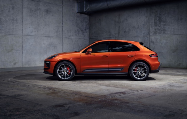 Оранжевый Porsche Macan S 2021  года на сером фоне