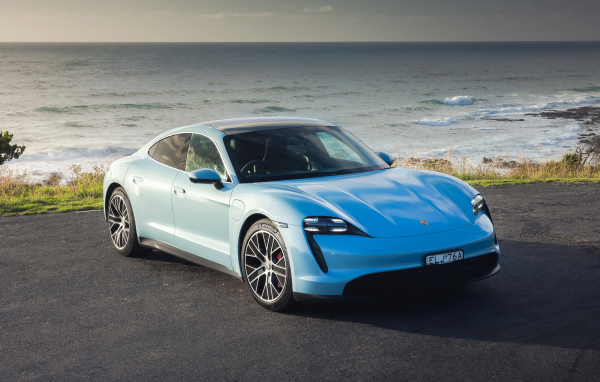 Автомобиль Porsche Taycan 4S у моря