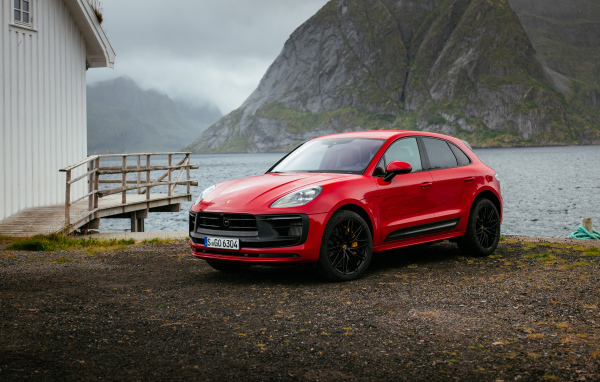 Красный Porsche Macan GTS 2021 года у воды