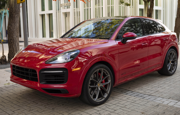Красный кроссовер Porsche Cayenne GTS, 2021 года