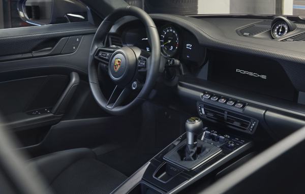 Салон автомобиля Porsche 911 GT3 Touring 2021 года