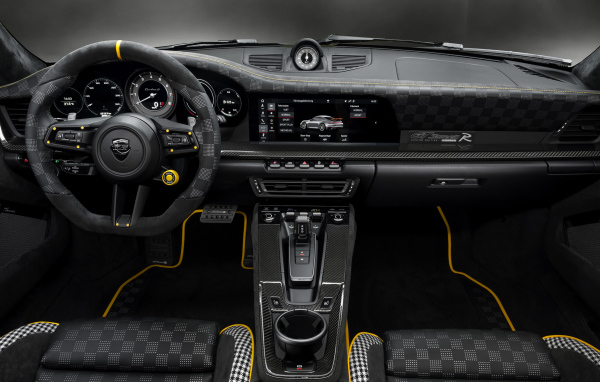 Салон автомобиля Porsche GTstreet R 2021 года