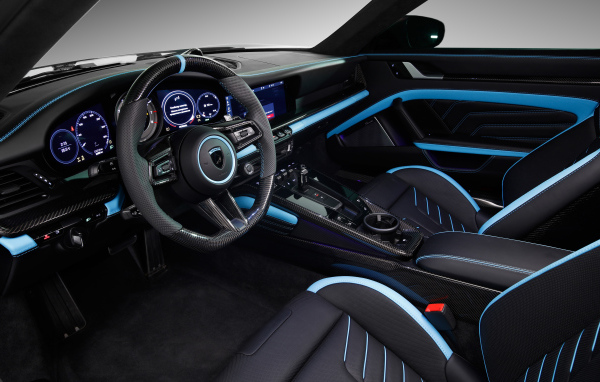 Стильный салон автомобиля Porsche 911 Turbo S Stinger GTR 3 2021 года