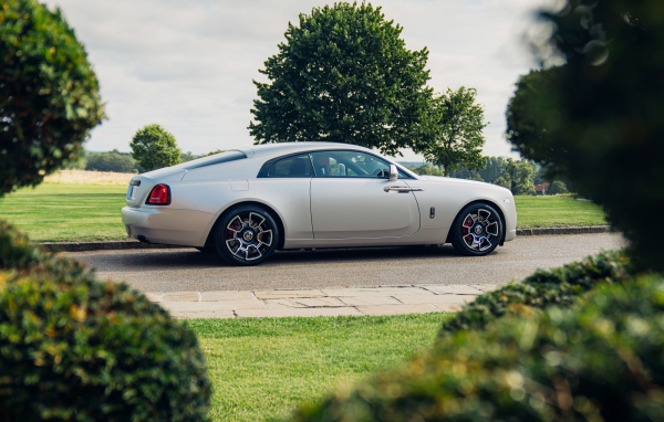 Автомобиль Rolls-Royce Black Badge Wraith 2021 года вид сбоку