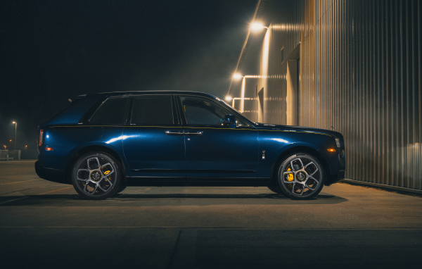 Внедорожник Rolls-Royce Cullinan Black Badge 2021 года вид сбоку