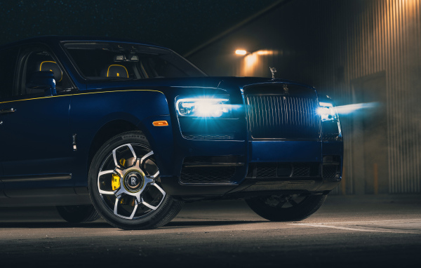 Автомобиль Rolls-Royce Cullinan Black Badge 2021 года с включенными фарами