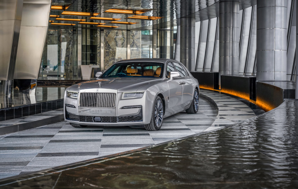 Автомобиль Rolls-Royce Ghost EWB 2021 года у воды