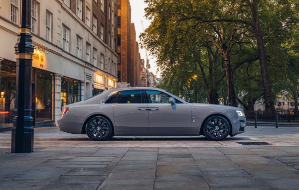 Автомобиль Rolls-Royce Ghost 2021 года вид сбоку