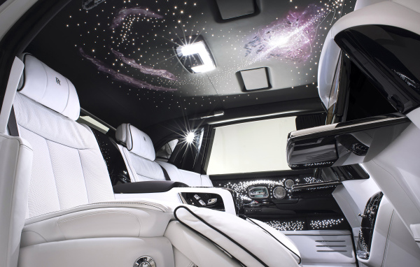 Белый кожаный салон автомобиля Rolls-Royce Phantom 2022 года