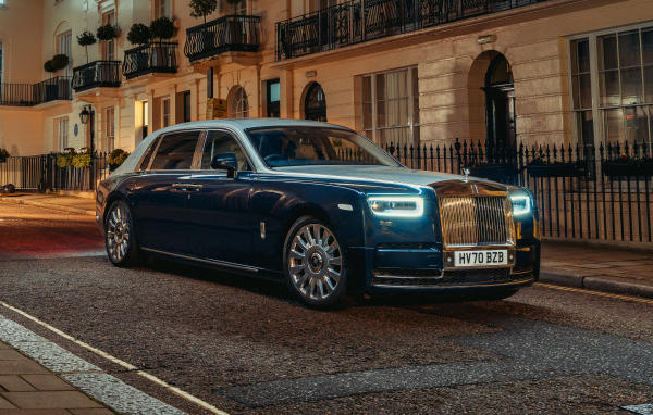Синий дорогой автомобиль Rolls-Royce Phantom Extended, 2021 года в городе