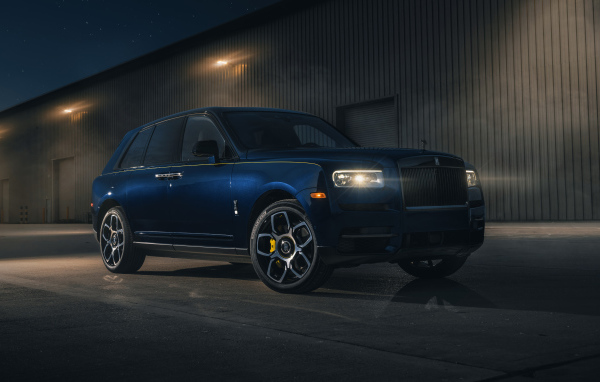 Дорогой стильный внедорожник Rolls-Royce Cullinan Black Badge 2021 года