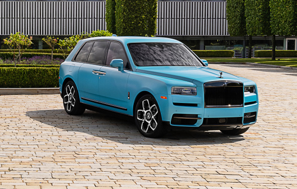 Дорогой голубой автомобиль ROLLS-ROYCE Ghost, 2021 года
