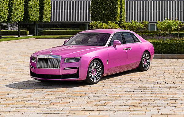 Розовый дорогой автомобиль ROLLS-ROYCE Cullinan, 2021 года