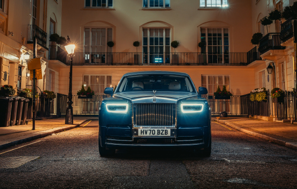 Стильный автомобиль Rolls-Royce Phantom Extended, 2021 года вид спереди