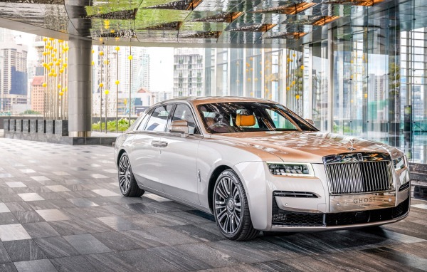 Стильный дорогой автомобиль  Rolls-Royce Ghost EWB 2021 года в здании
