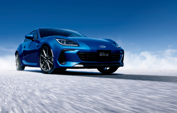 Синий автомобиль Subaru BRZ 2021 года на трассе