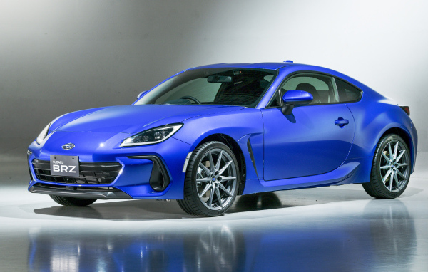 Синий автомобиль Subaru BRZ 2021 года вид спереди
