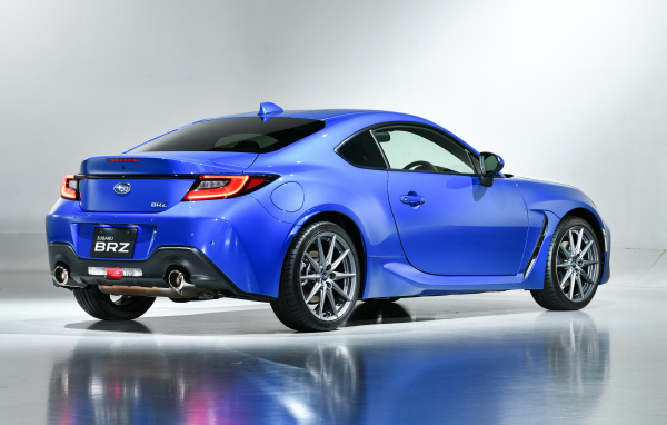 Синий автомобиль Subaru BRZ 2021 года вид сзади