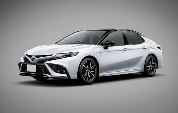 Автомобиль Toyota Camry 2021 года на сером фоне